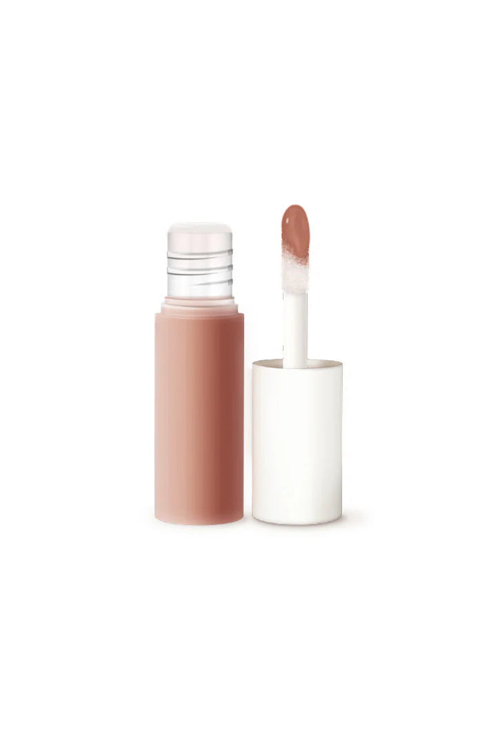 Glossy Lip Serum by COSMAKERY, close-up of the shiny, smooth lip serum applicator and glossy finish on lips.