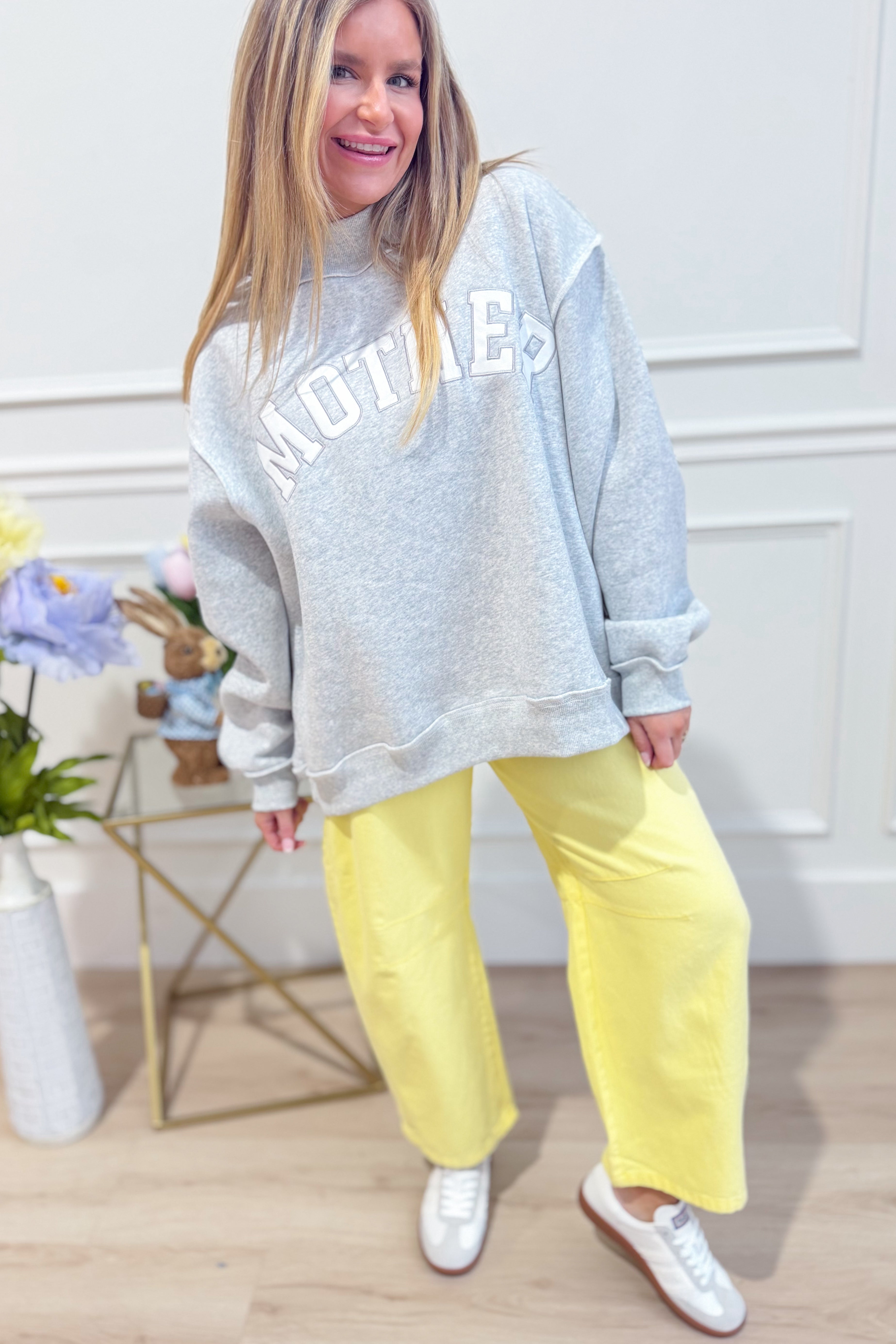 Light yellow mineral-washed PEACH LOVE Candice barrel jeans with eyelet details, featuring a relaxed fit and 147 novelty design.