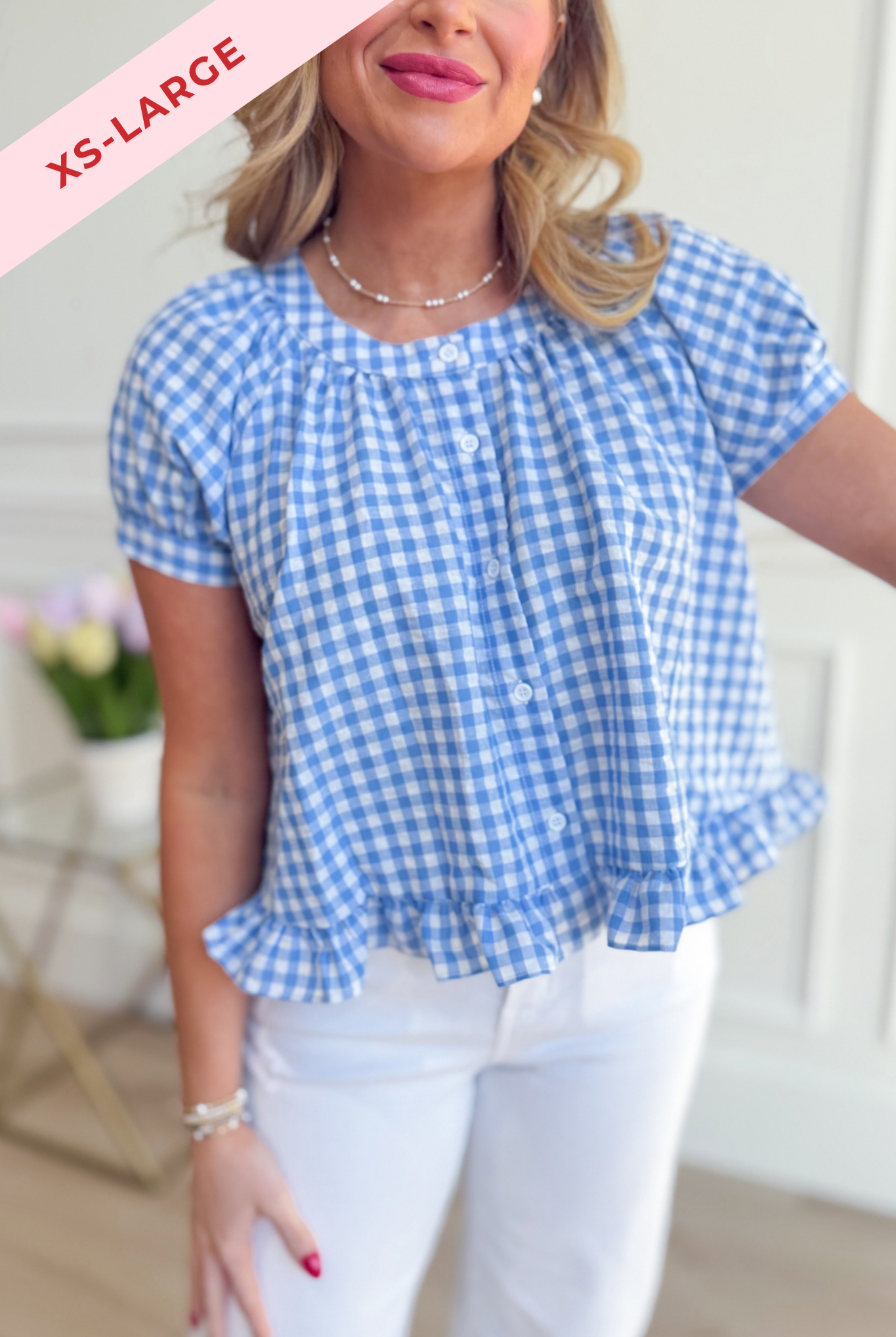 LE LIS Monica short puff sleeve gingham top, casual women's blouse with a stylish checkered pattern and short puff sleeves.