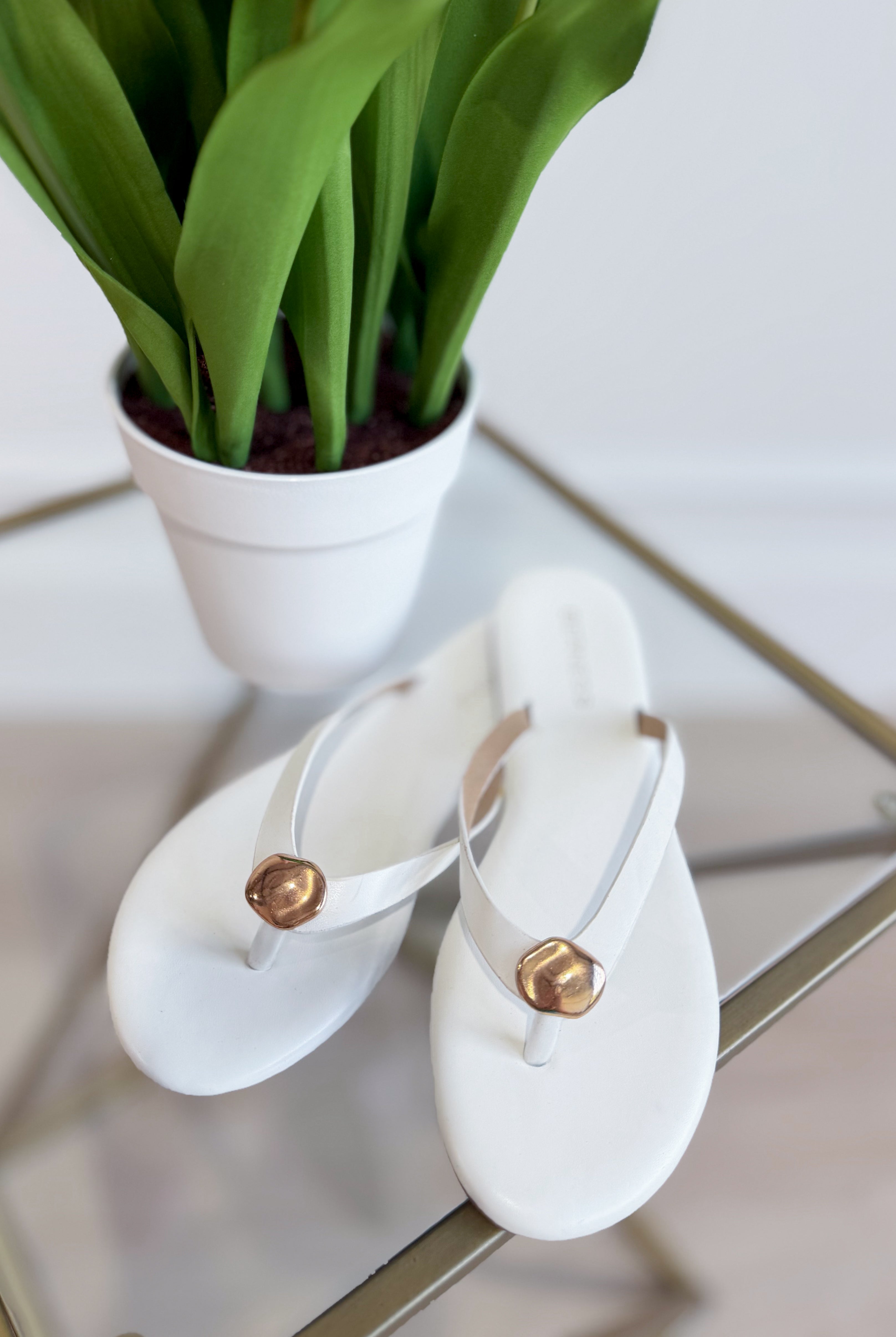 Berness Kellen white sandal with open toe and ankle strap, casual footwear for summer, on a neutral background.