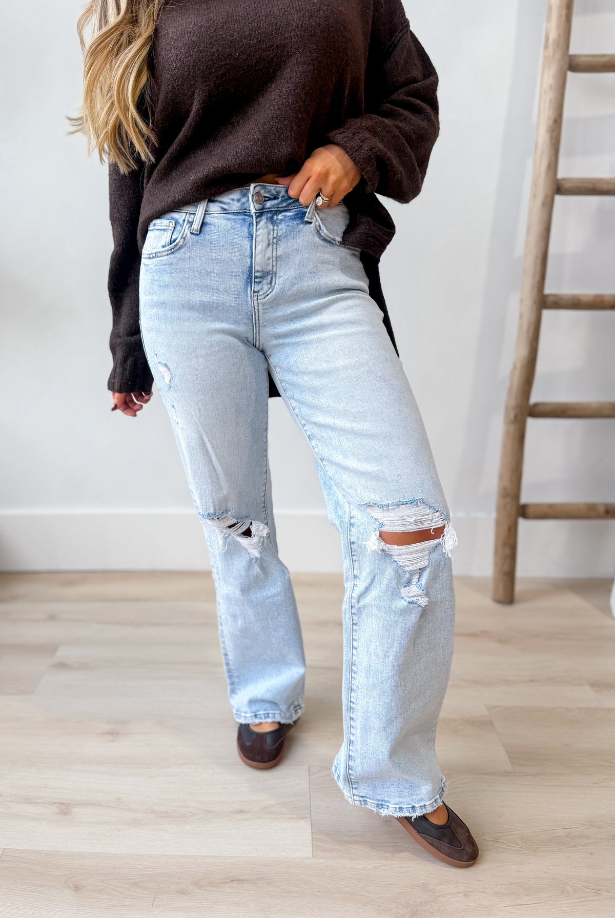 Vervet Slick high-rise vintage wide-leg core jeans in classic denim, shown on a model with a relaxed fit and authentic wash.