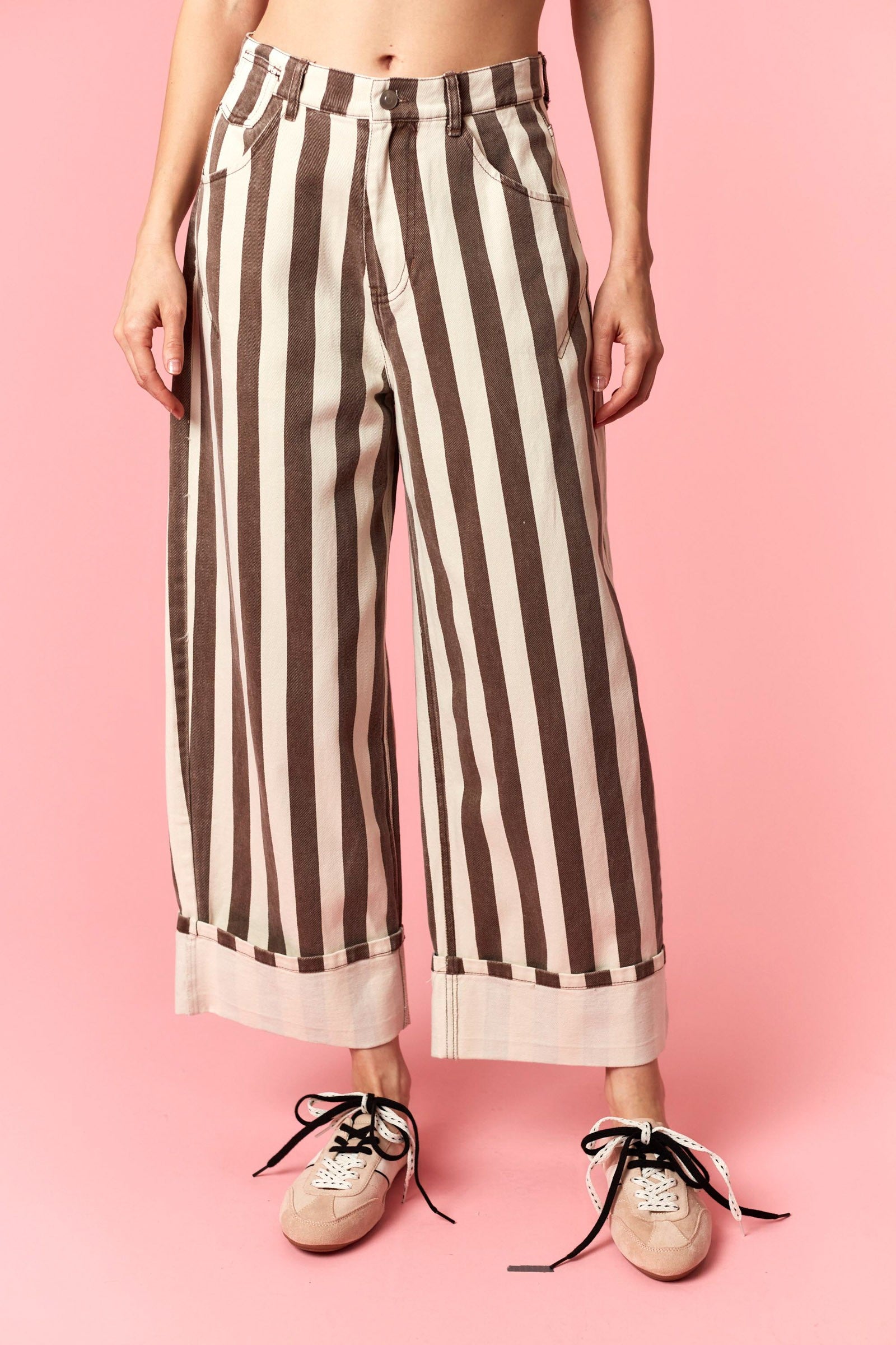 Luis Brown striped rolled hem barrel jeans from PEACH LOVE with 147 novelty design, featuring a relaxed fit and casual style.