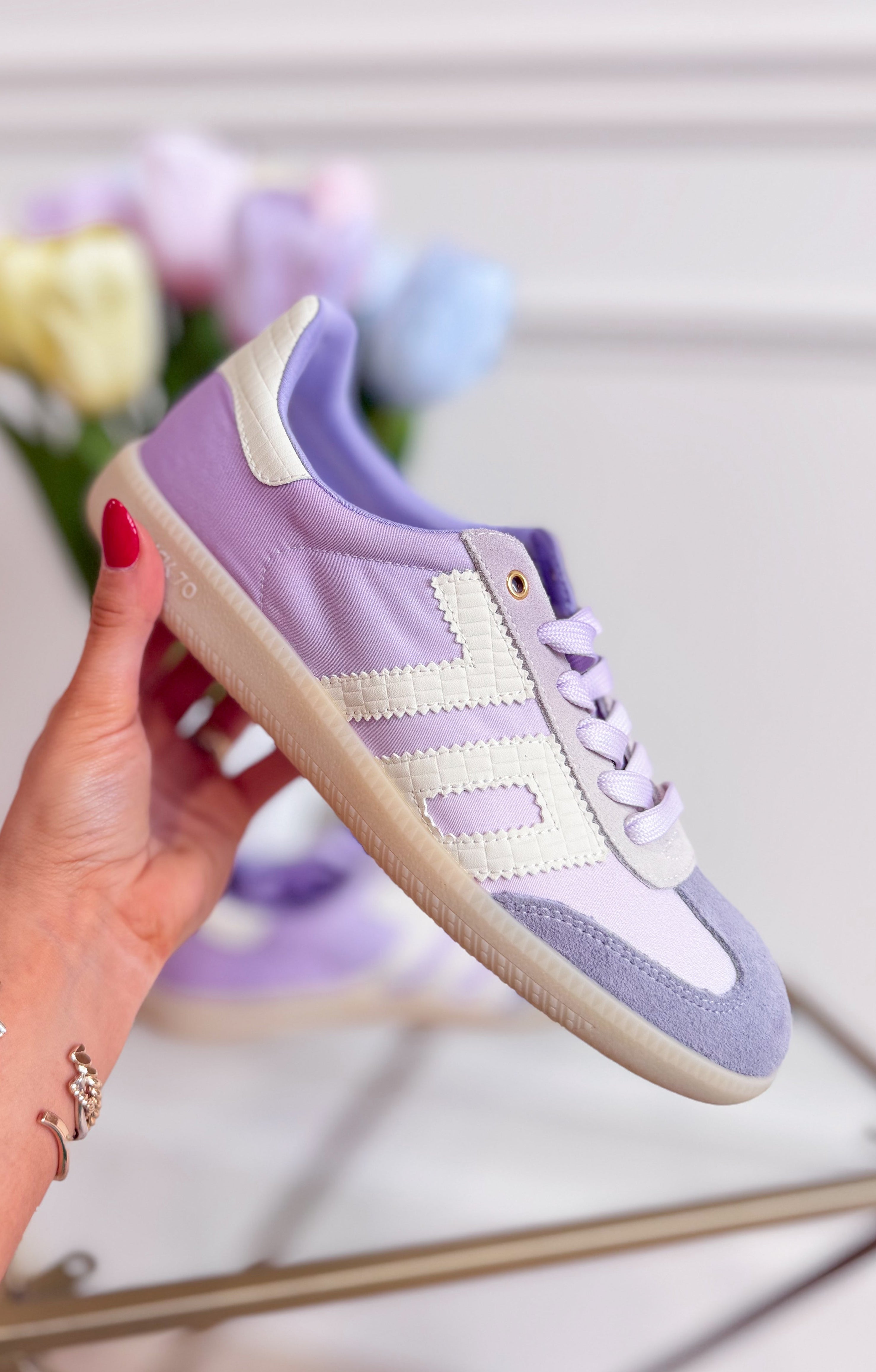 BACK 70 Ghost Sneakers in Light Lilac, 205 sneakers with a sleek design and pastel purple color, on a plain white background.