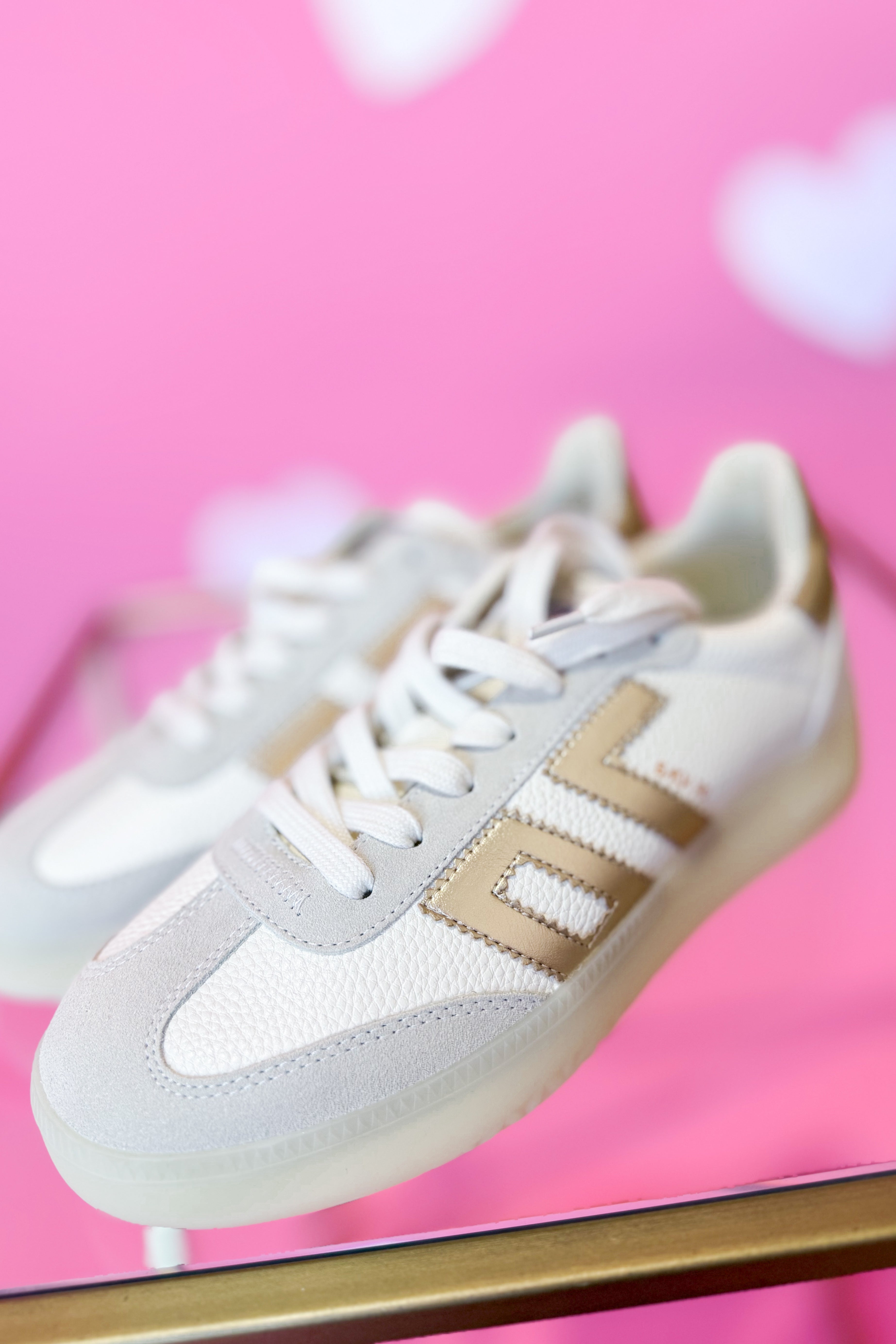 BACK 70 Boston 2502 Gold sneaker, 205 sneakers with stylish gold design and sporty laces, close-up side view.