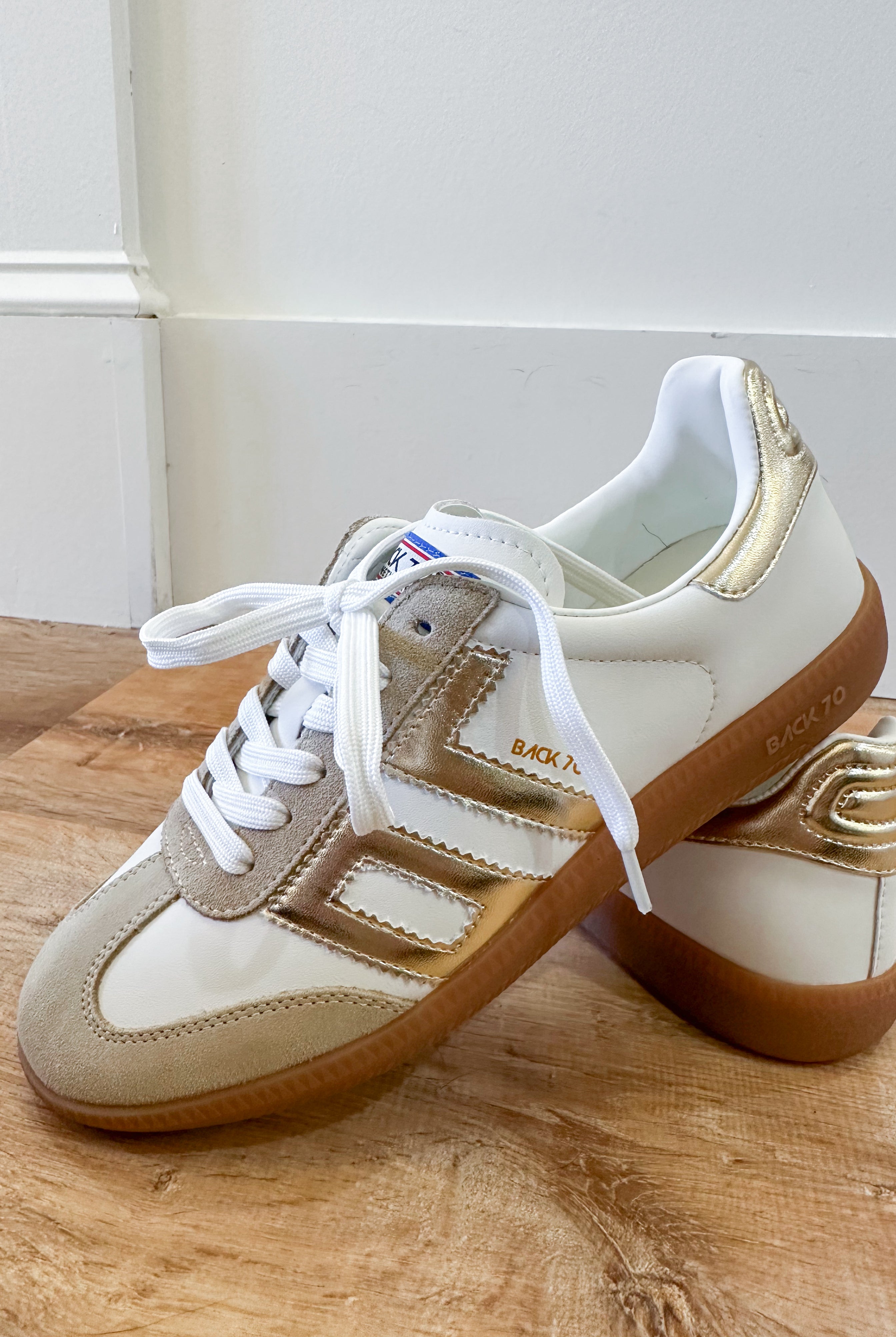 BEIGE GOLD BACK 70 Cloud Sneaker 205 Sneakers with sleek design and comfortable fit, featuring beige and gold accents.