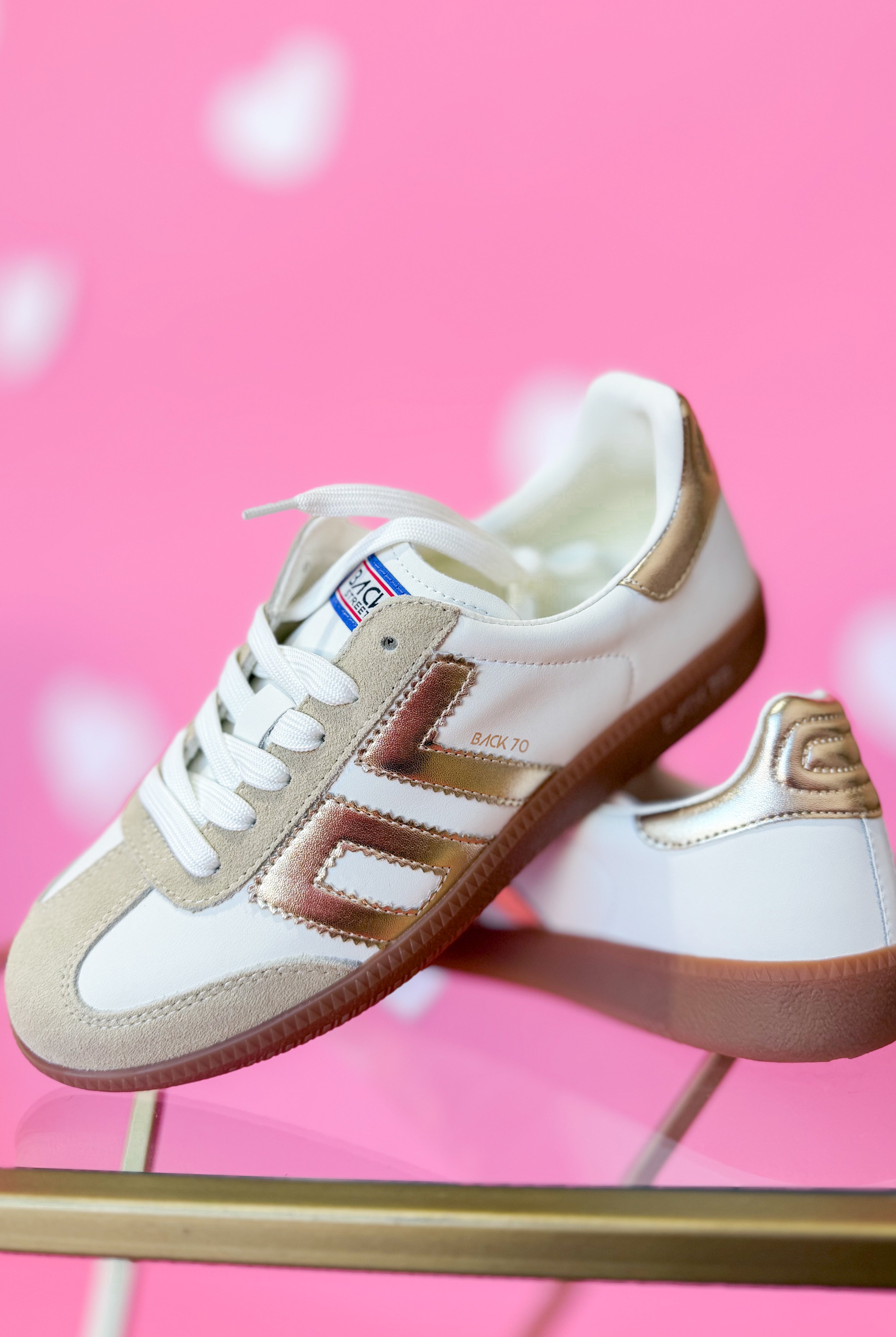 BACK 70 Cloud Sneaker in beige gold, 205 sneakers with cushioned design and stylish beige gold color, on a clean white background.