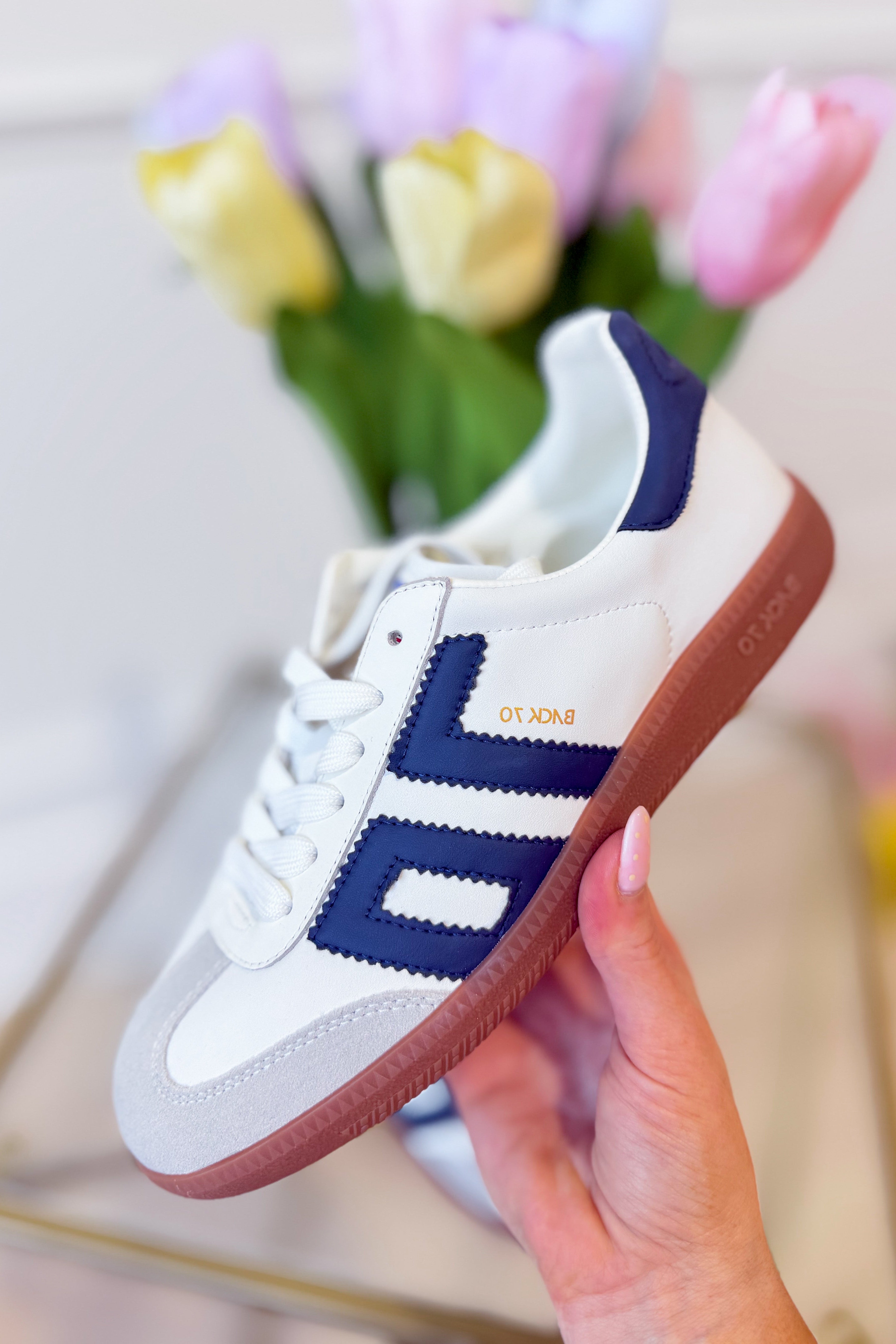 BACK 70 Cloud Sneakers in white and navy, 205 style, showcasing the casual sneaker with cloud-inspired design and color details.