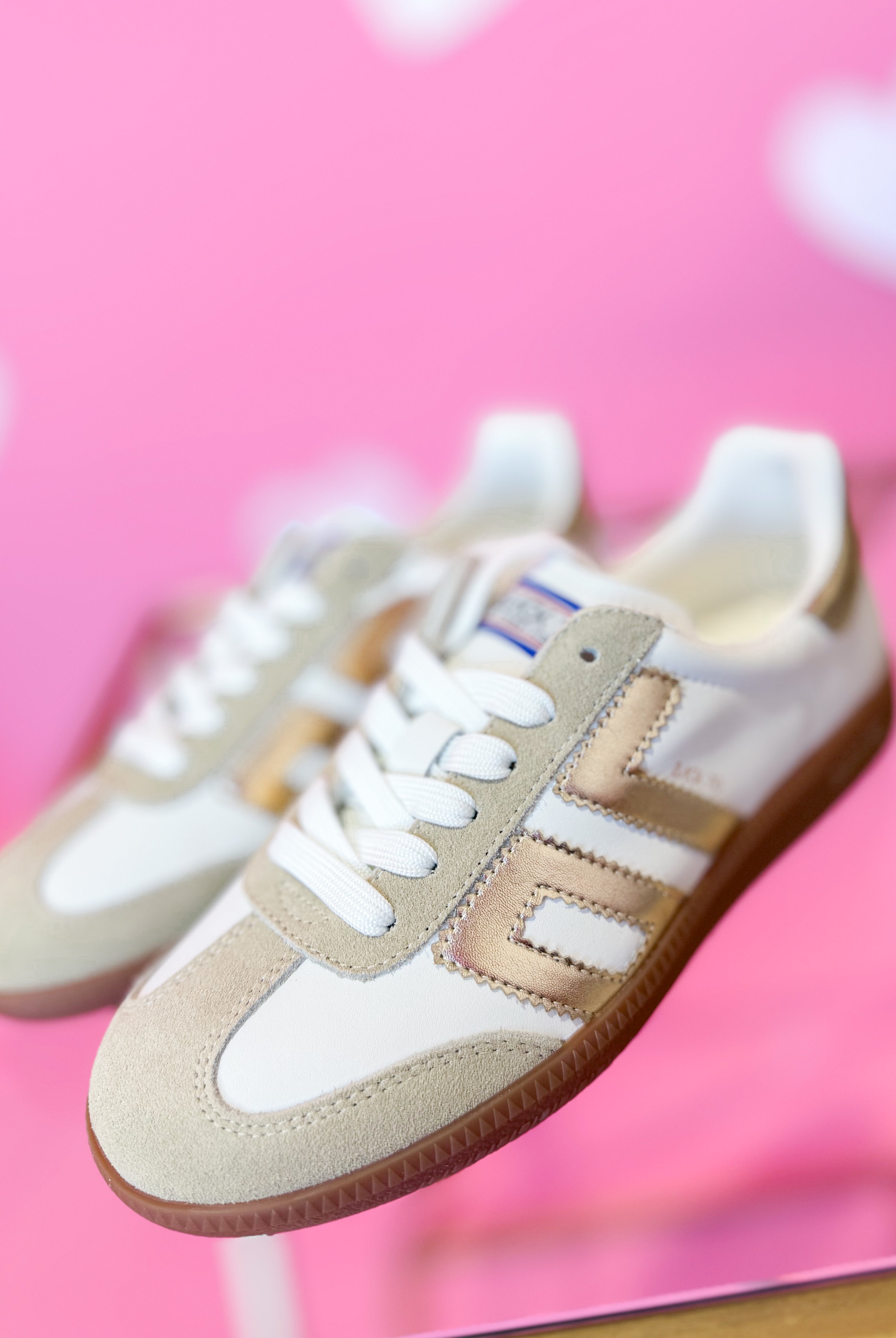 BACK 70 Cloud Sneaker in beige gold, 205 sneakers style, featuring soft cushioning and stylish design in a close-up view.