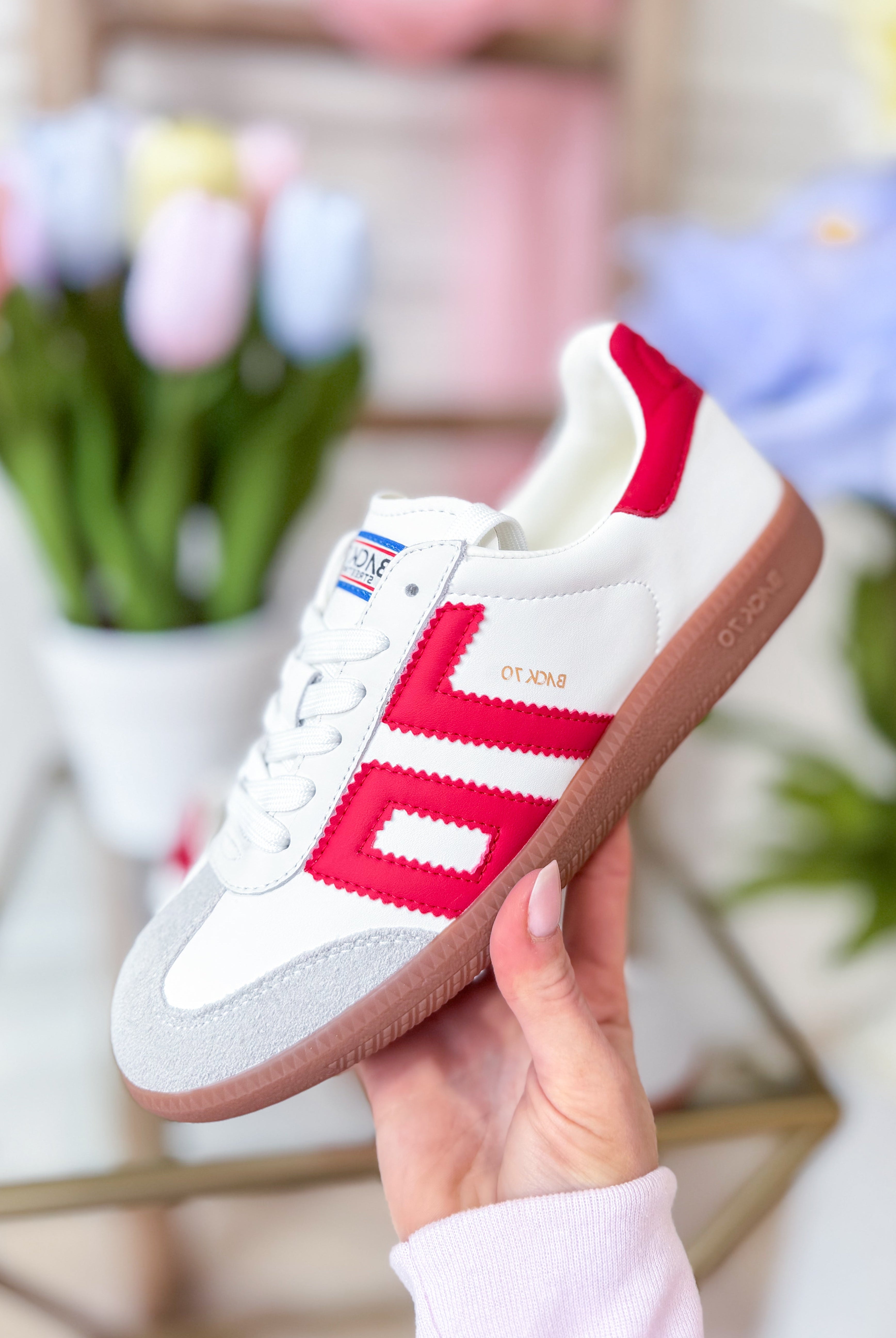 BACK 70 Cloud Sneakers in white and red, 205 sneakers style, featuring a casual design with breathable fabric and stylish laces.
