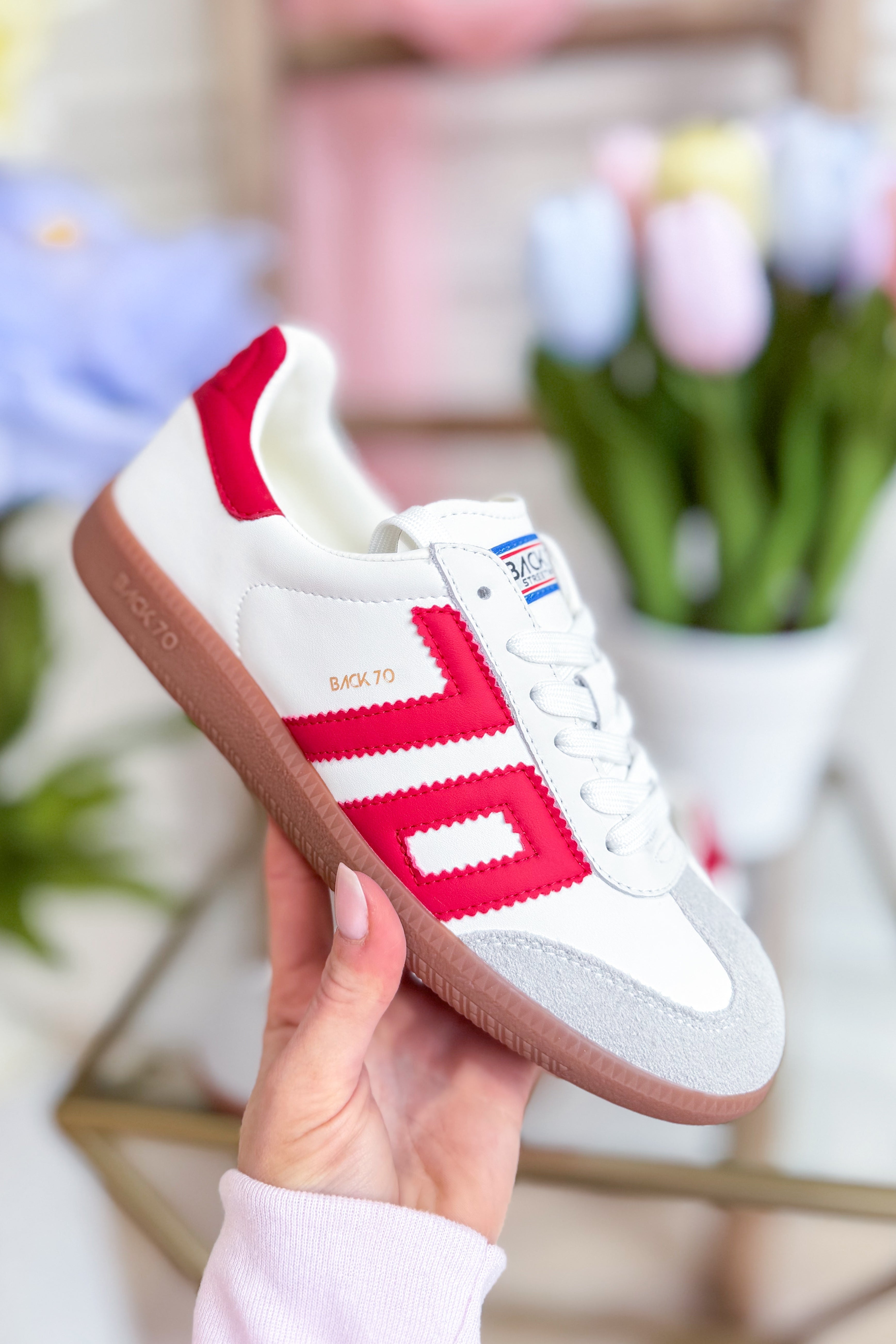 BACK 70 Cloud Sneakers in white and red, 205 sneakers style, featuring a casual design with breathable fabric and stylish laces.