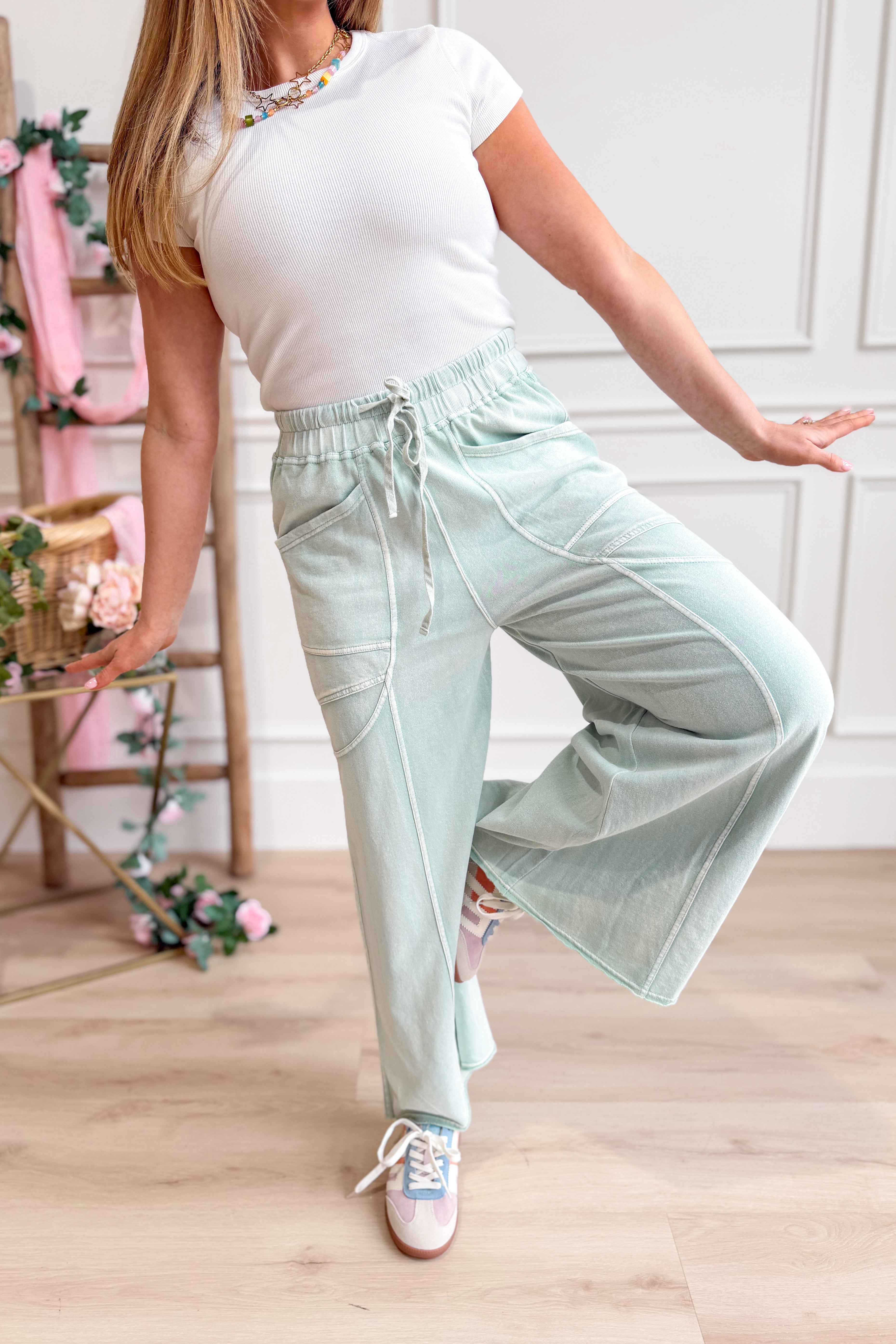EASEL Luke washed terry knit wide-leg pants in light fabric, shown on a model with relaxed fit and casual style.