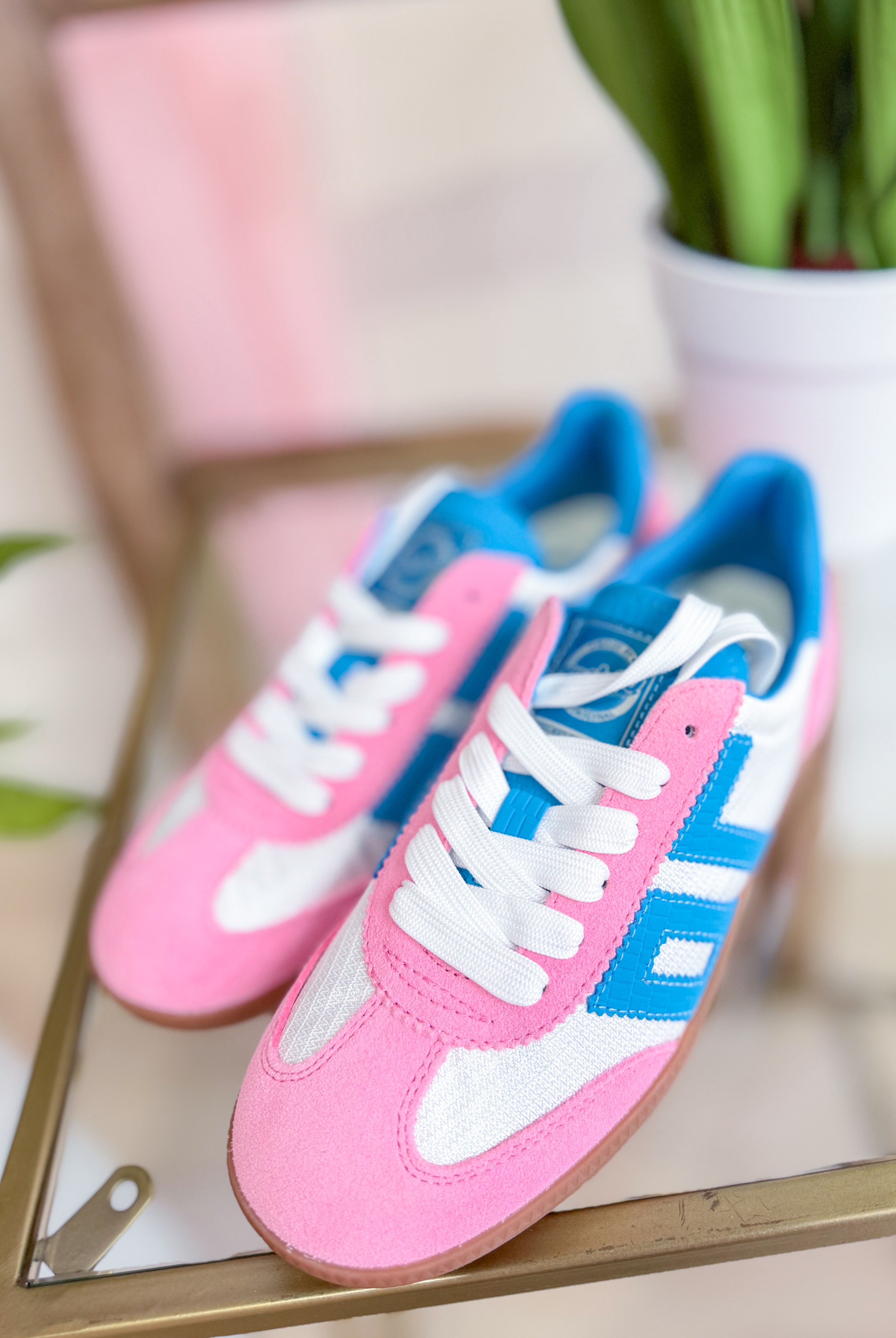 BACK 70 Ghost Sneakers in pink and turquoise with 205 design, featuring a stylish athletic look and vibrant color accents.