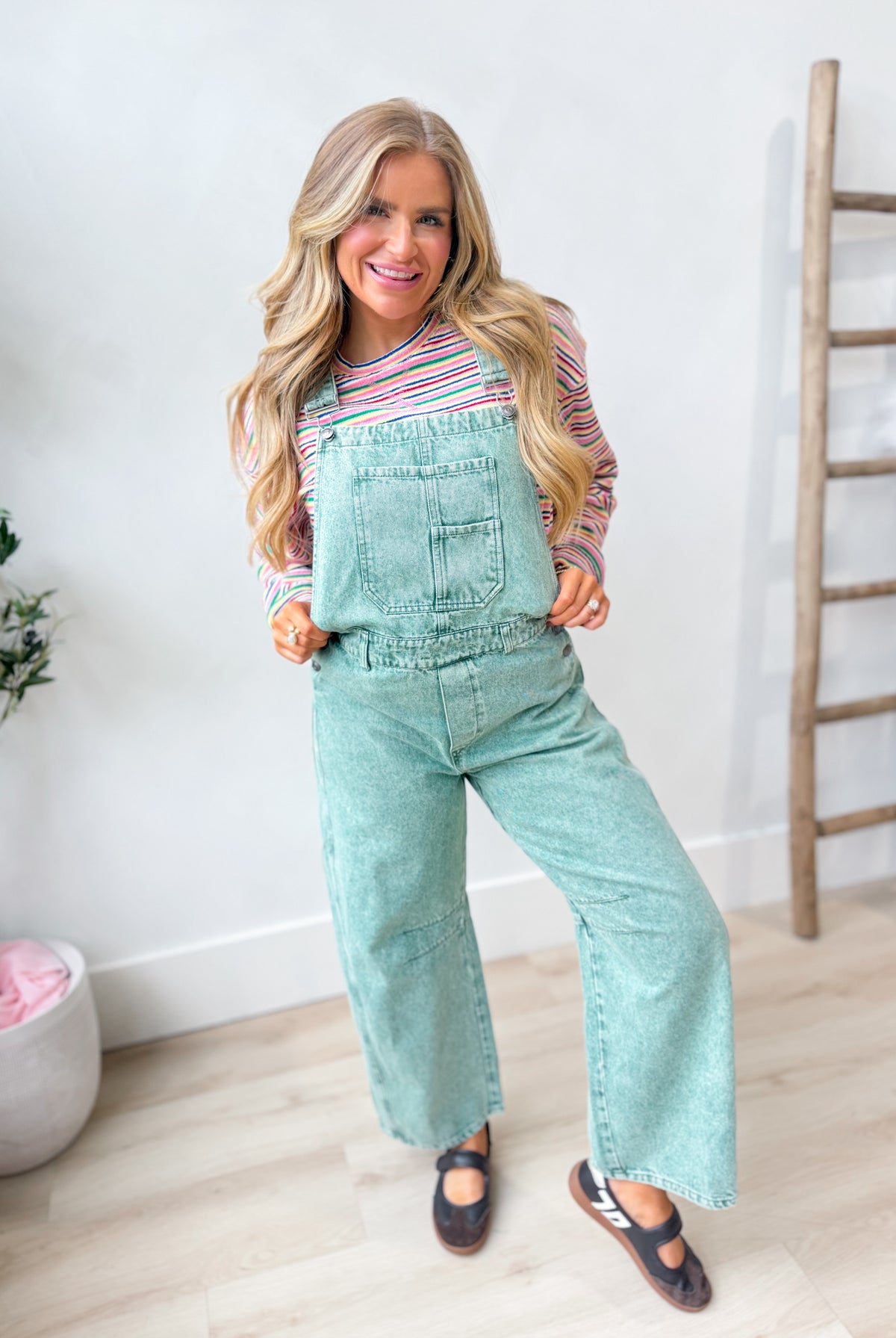Mineral washed barrel overalls from PEACH LOVE's Ruth Twill 147 Novelty Jeans collection, featuring a relaxed fit and classic denim look.