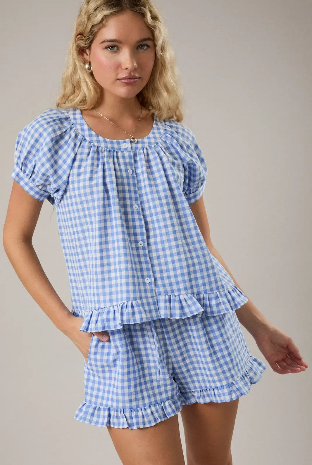 LE LIS Monica short puff sleeve gingham top, casual women's blouse with a classic checkered pattern and short puff sleeves.