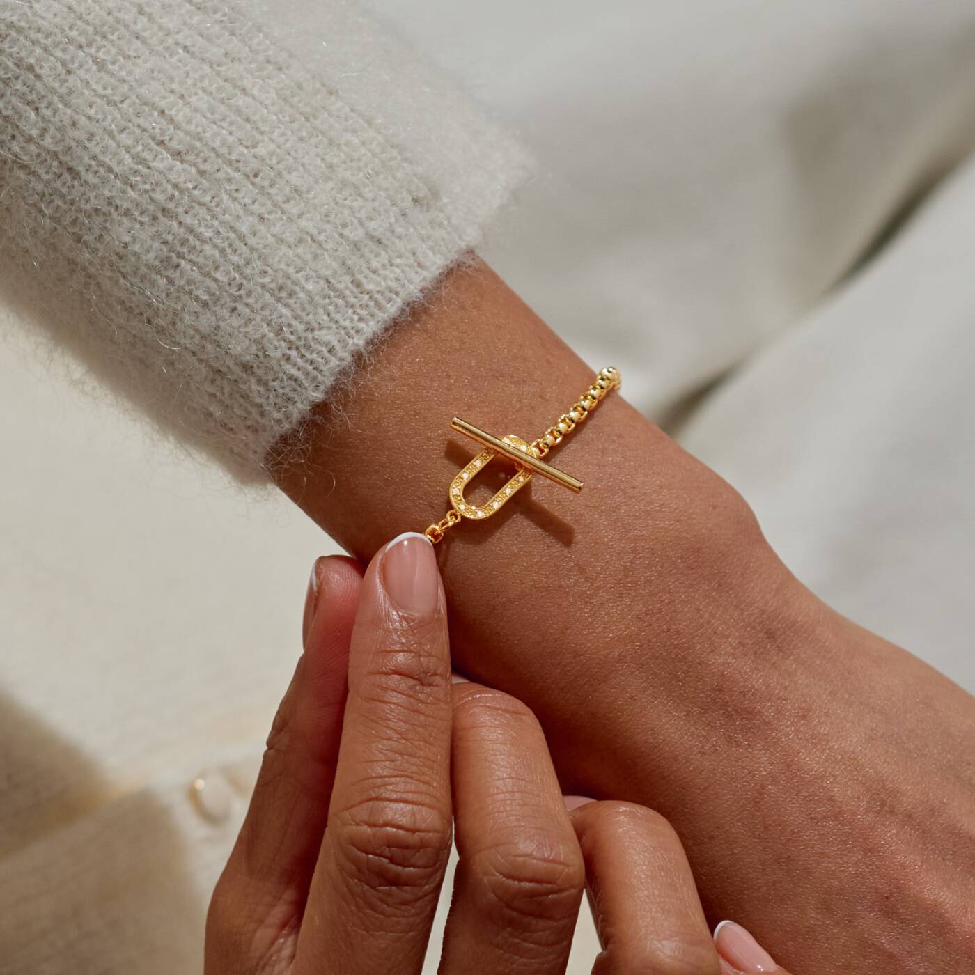 A LITTLES & CO Evermore Oval T Bar Bracelet with sleek oval links and T bar clasp, stylish jewelry accessory.