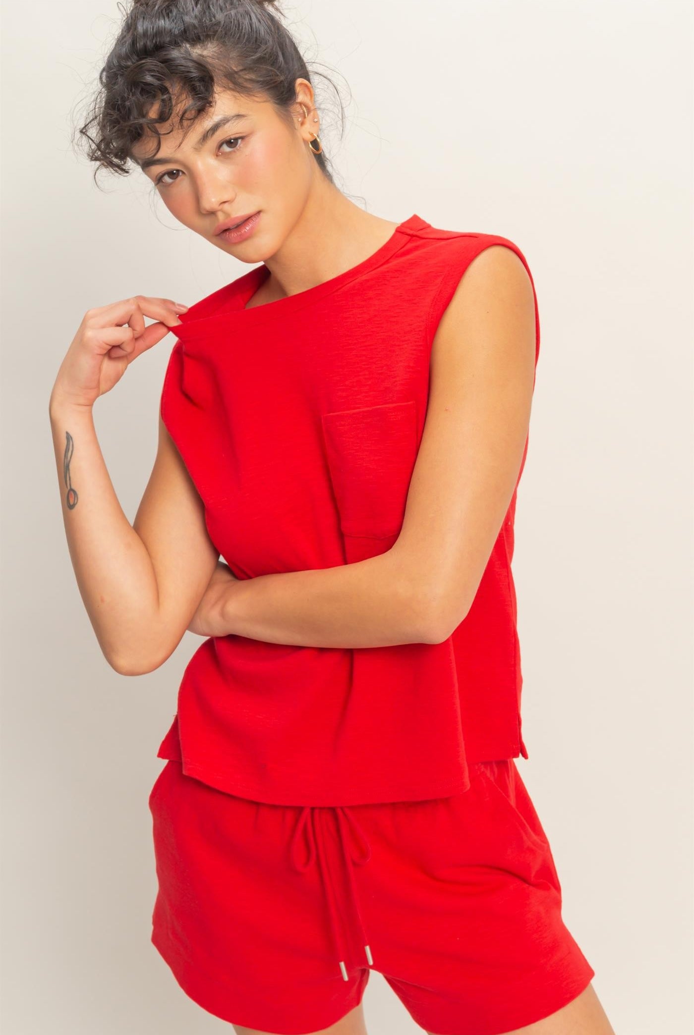 HYFVE Bilinda front pocket casual tank top, sleeveless 105 casual top in soft fabric with a front chest pocket, light color.