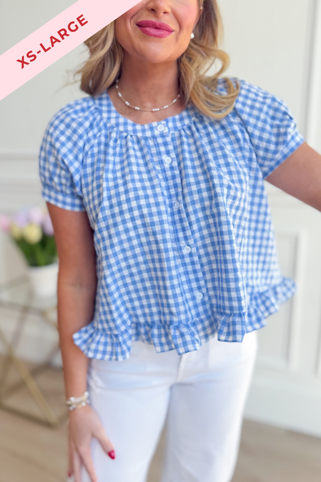 LE LIS Monica short puff sleeve gingham top, casual women's blouse with a stylish checkered pattern and short puff sleeves.