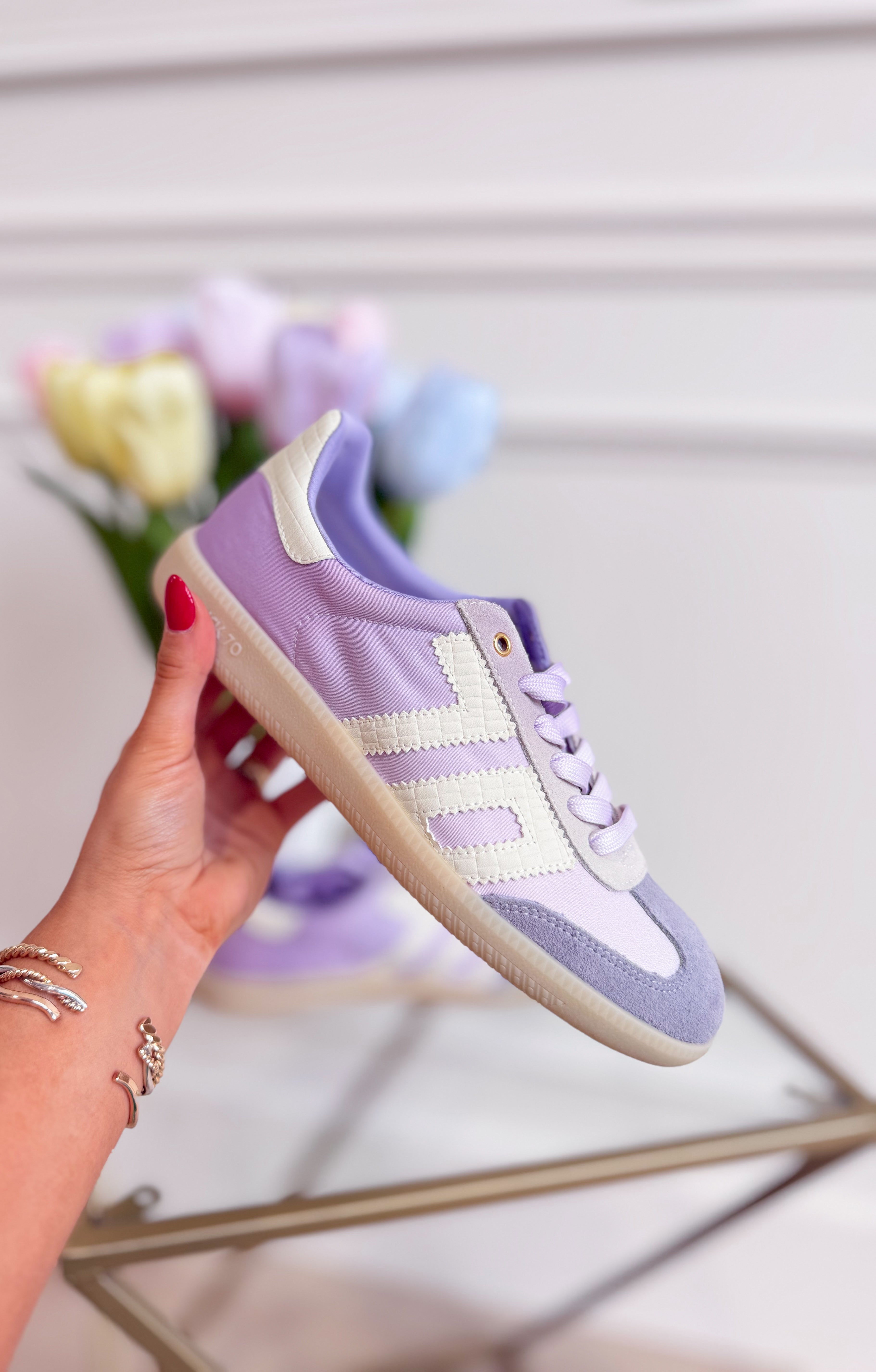 BACK 70 Ghost Sneakers in Light Lilac, 205 sneakers with a sleek design and pastel purple color, on a plain white background.