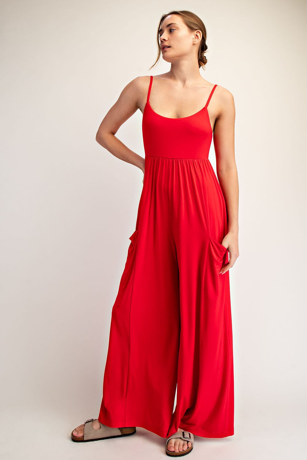 Rae Mode Linny casual sleeveless wide-leg jumpsuit, stylish romper with relaxed fit and wide legs, in a light fabric.