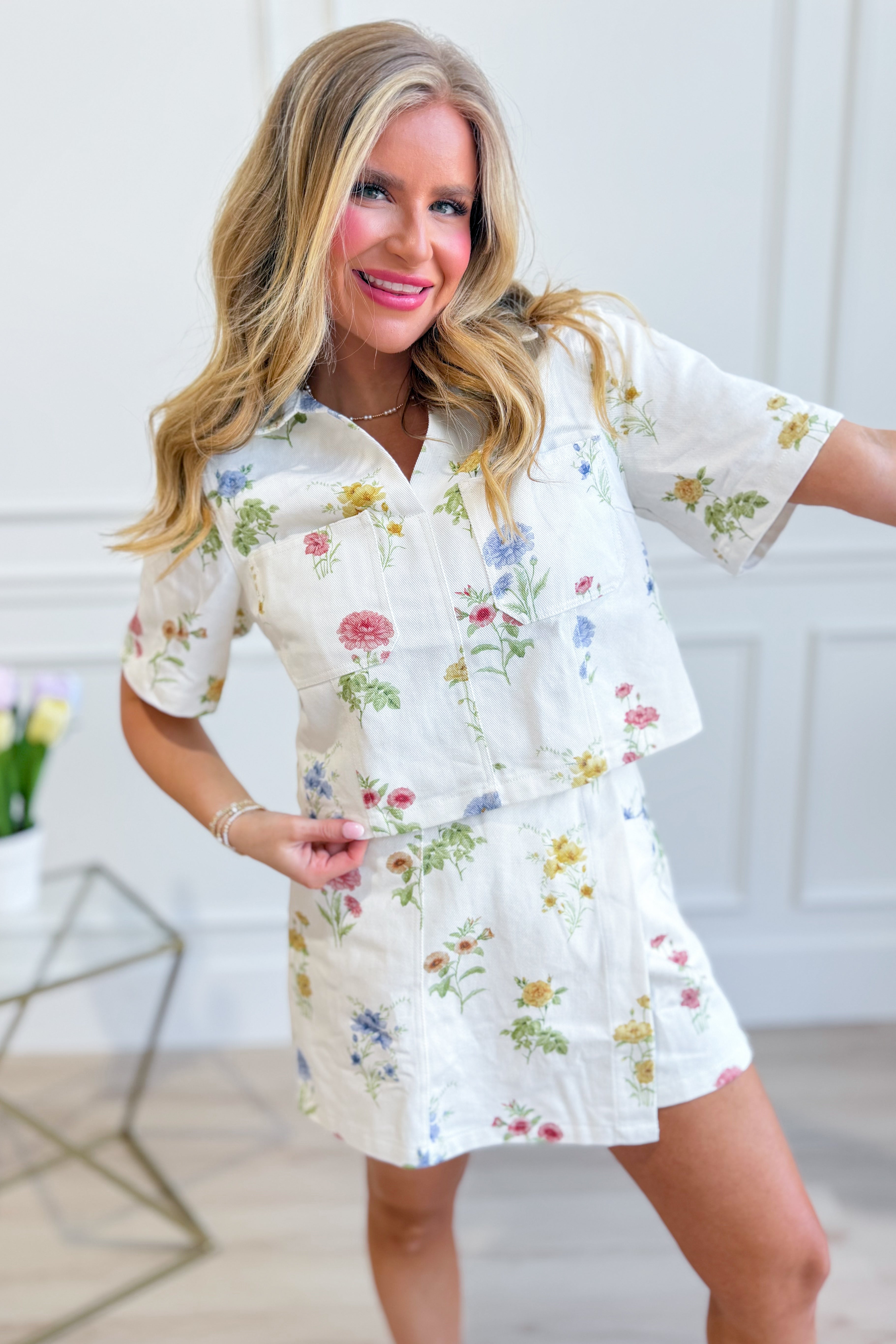 ENTRO Sadie floral printed collared top, 110 dressy blouse with vibrant floral pattern and classic collar detail.