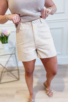 ENTRO Samme Pinstriped Short 152 Shorts, lightweight fabric with classic pinstripe pattern, casual summer shorts for men.