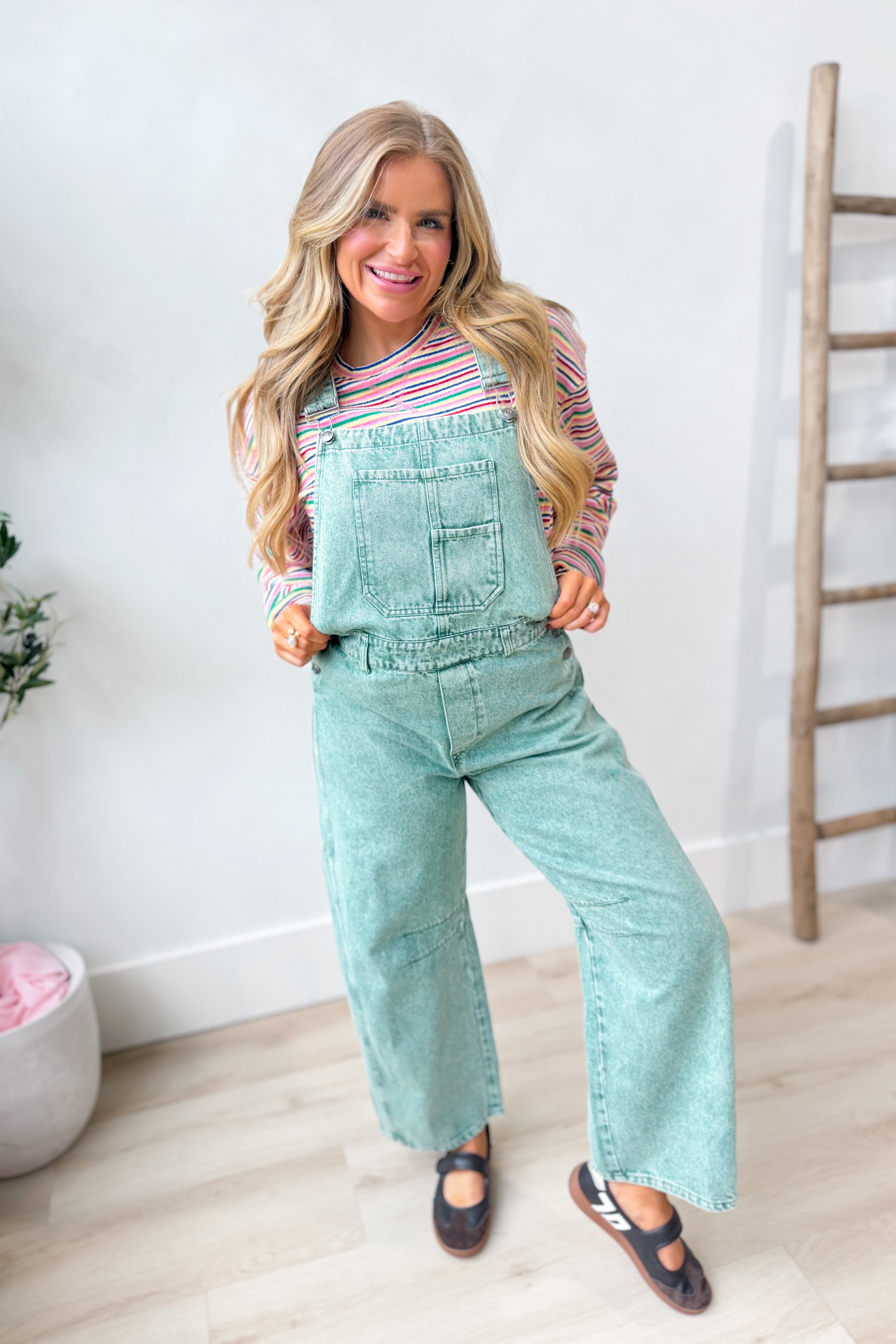 Mineral washed barrel overalls from PEACH LOVE's Ruth Twill 147 Novelty Jeans collection, featuring a relaxed fit and classic denim look.