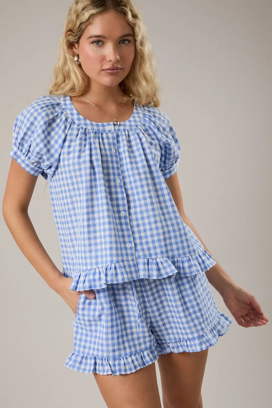 LE LIS Monica short puff sleeve gingham top, casual women's blouse with a classic checkered pattern and short puff sleeves.