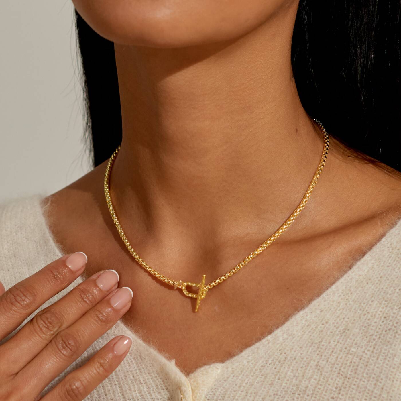 A LITTLES & CO Evermore Oval T Bar 16-inch necklace with a sleek oval pendant on a delicate chain.