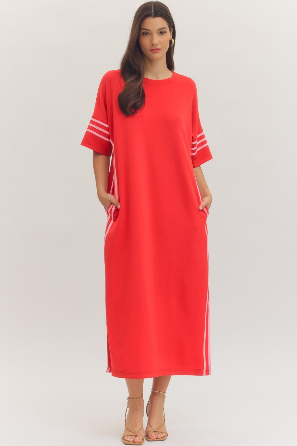 Red and white striped ENTRO Junie midi dress with contrasting sleeve design, casual style, perfect for everyday wear.